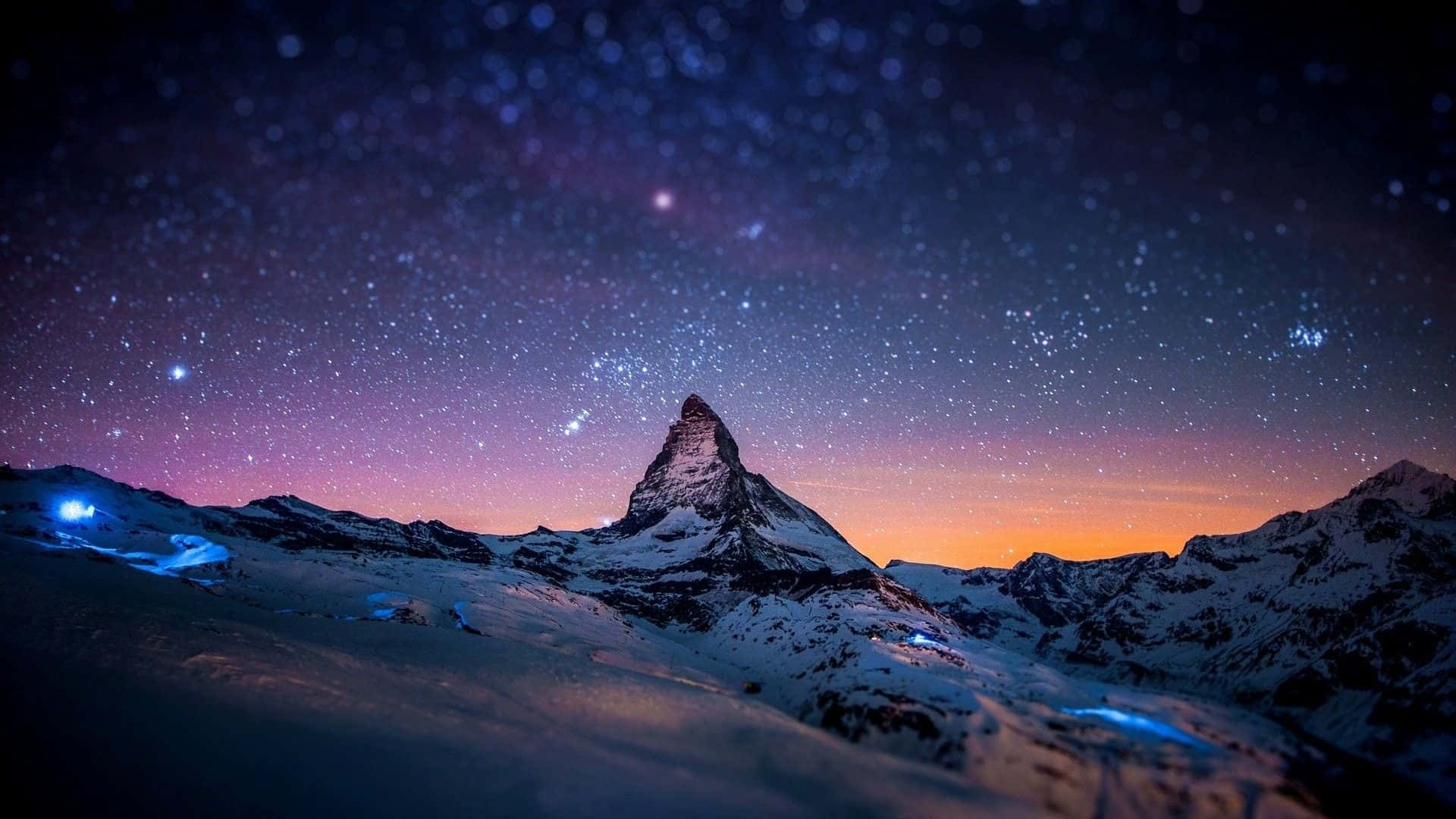 Universe 桌布 壁紙 — 白雪覆蓋的馬特洪峰在帶有紫色和橙色色調的星空暮色天空下聳立。