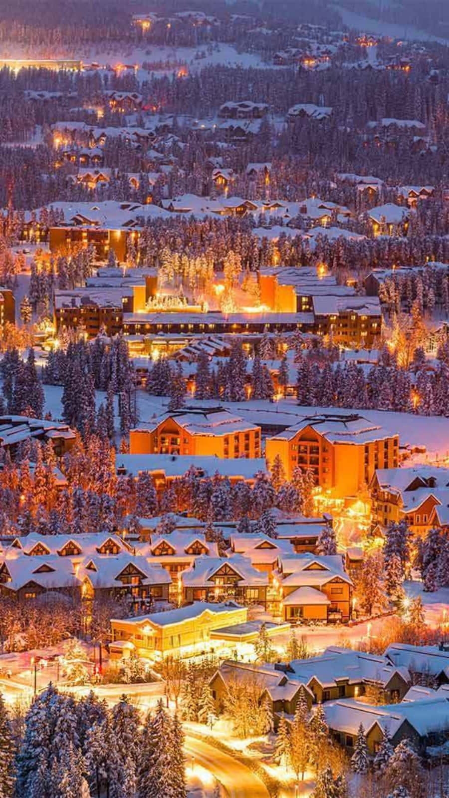 Colorado 桌布 壁紙 — 白雪覆蓋著暮色中的山村，窗戶和街道上閃爍著溫暖的金色燈光。
