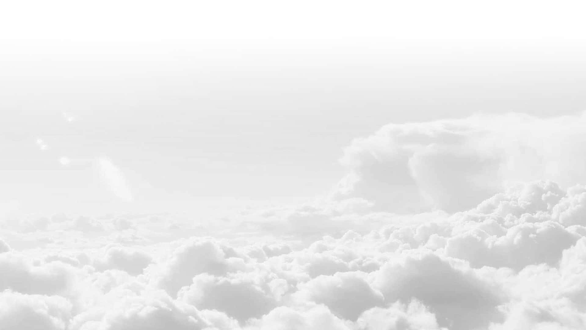 在雲層之上，俯瞰一片柔軟白雲的海洋，伴隨著柔和的陽光。