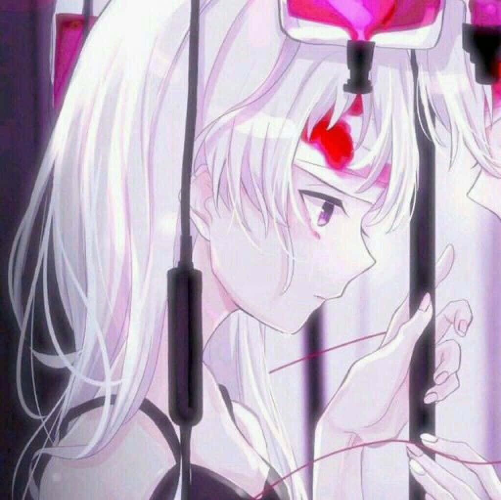 白髮紅紋的動漫女孩，透過垂直欄杆悲傷地看著。