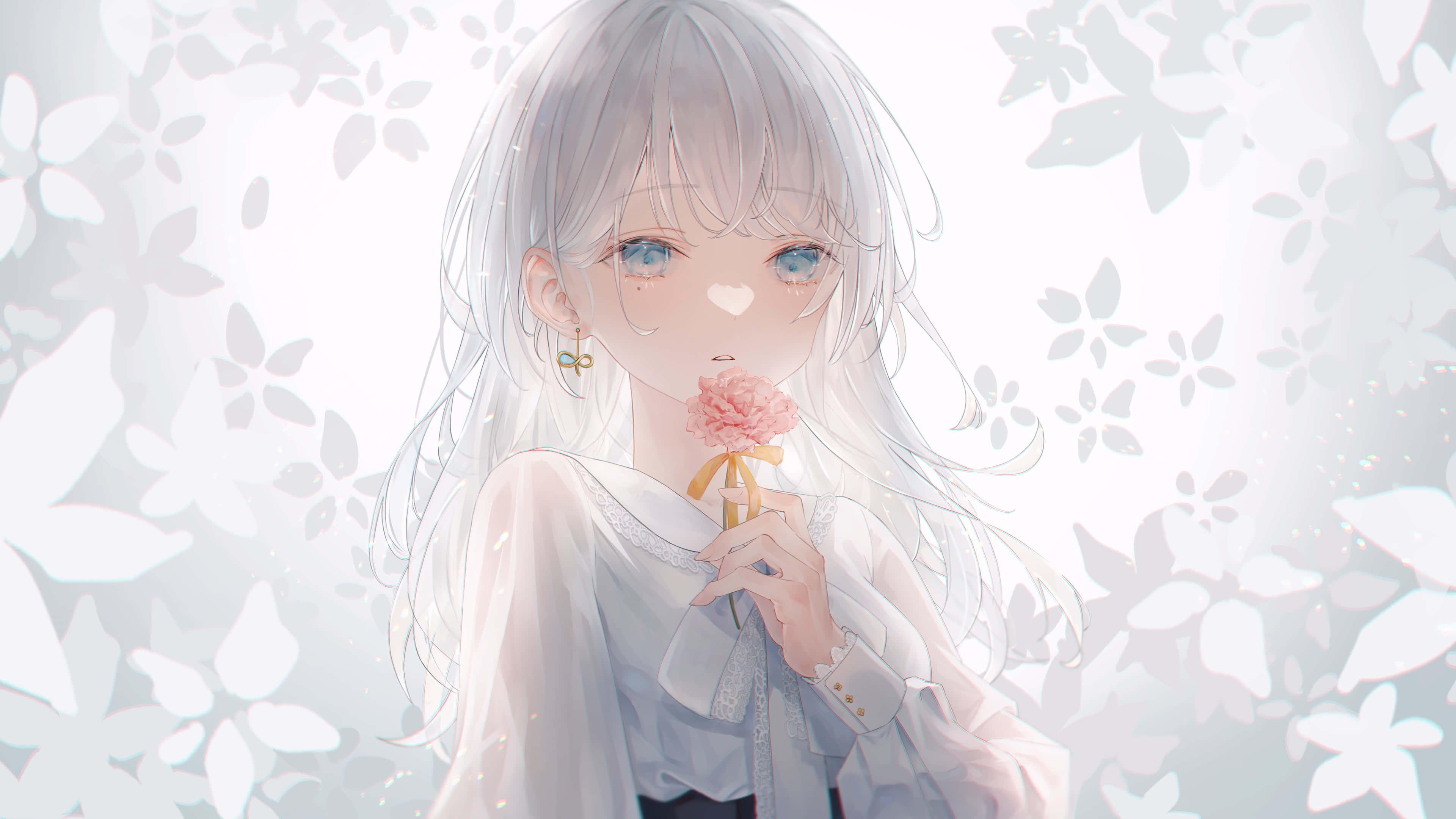 白髮動畫少女身穿紅裙 壁紙 — 一位精緻的動漫女孩，銀色頭髮和藍色眼睛，在柔和的花卉背景中手持一朵粉紅色的花。