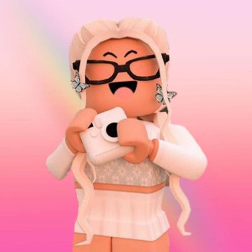 一個微笑的Roblox角色，戴眼鏡和蝴蝶耳環，拿著相機。