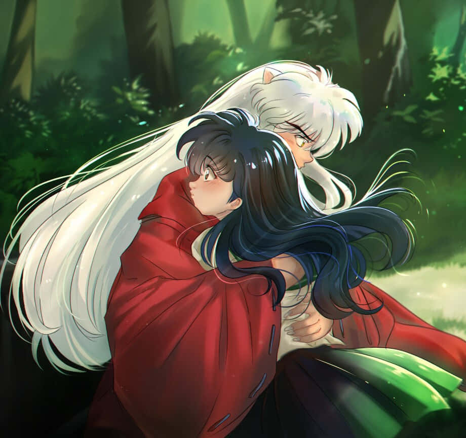 Inuyasha And Kagome 桌布 壁紙 — 白髮惡魔與黑髮少女在翠綠森林中的溫柔動漫擁抱。