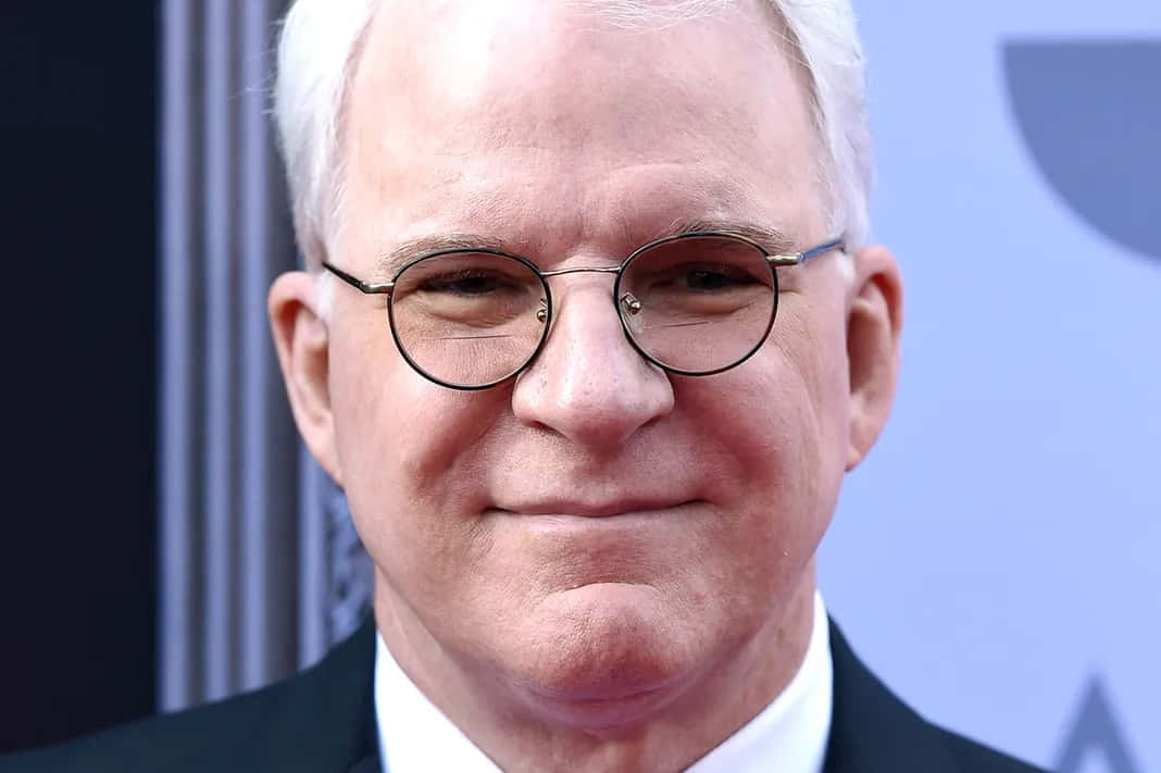 steve martin 桌布 壁紙 — 白髮戴圓框眼鏡嘅男人著住正式西裝微微笑嘅特寫肖像