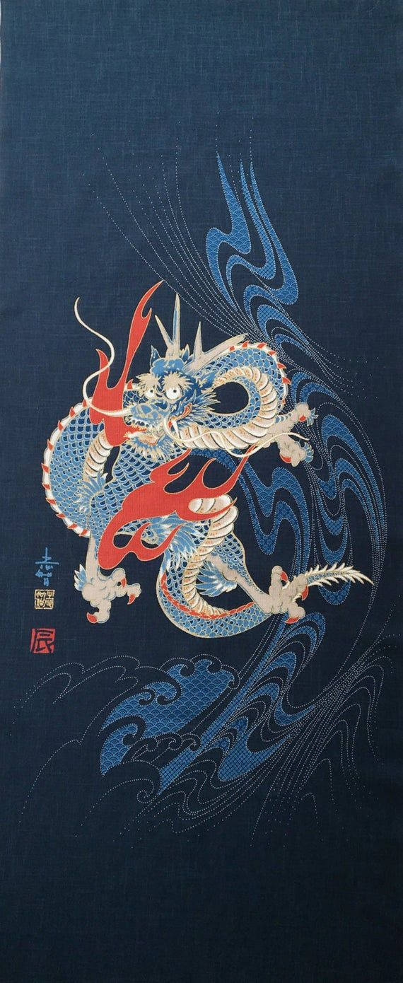 白鱗日本龍 壁紙 — 一條動態的藍色和紅色龍，擁有流動的鬃毛和爪子，從深海軍藍紋理背景上的漩渦海浪中出現。