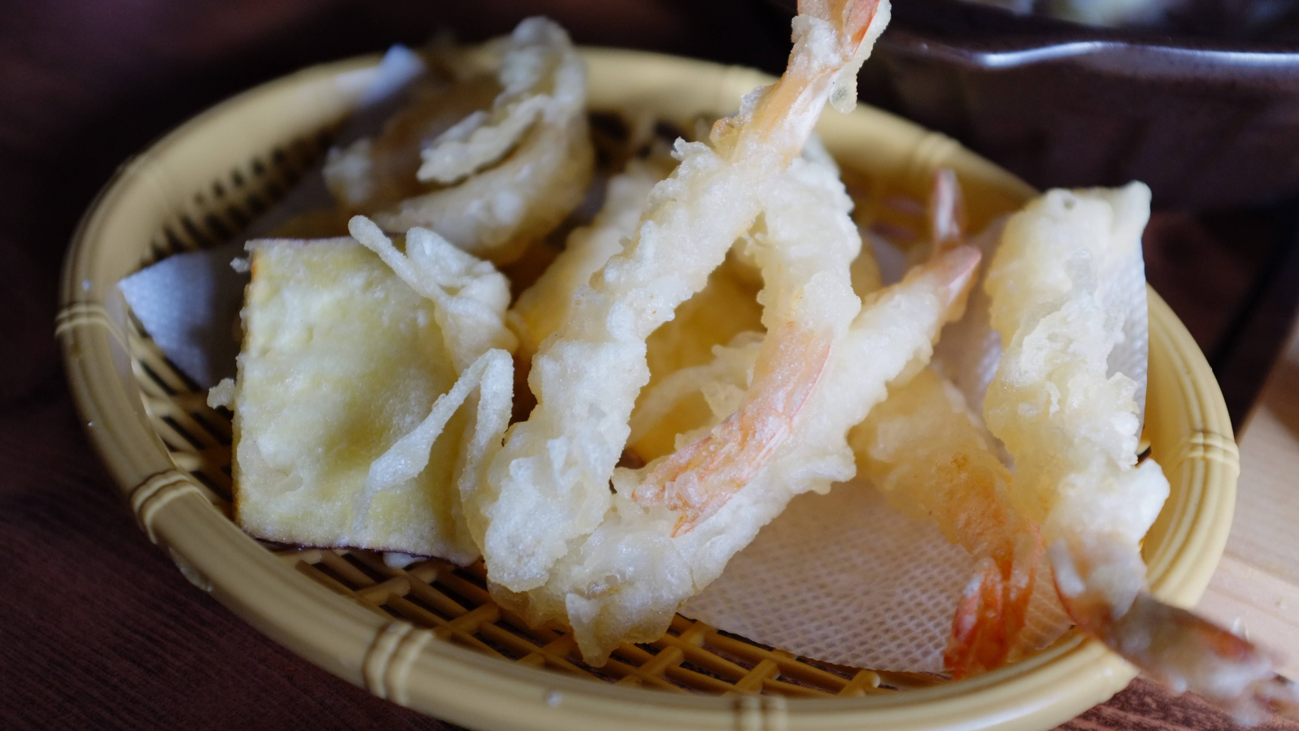 白麵糊天婦羅 壁紙 — 酥脆金黃天婦羅蝦和豆腐，放在鋪有紙的編織竹籃中。