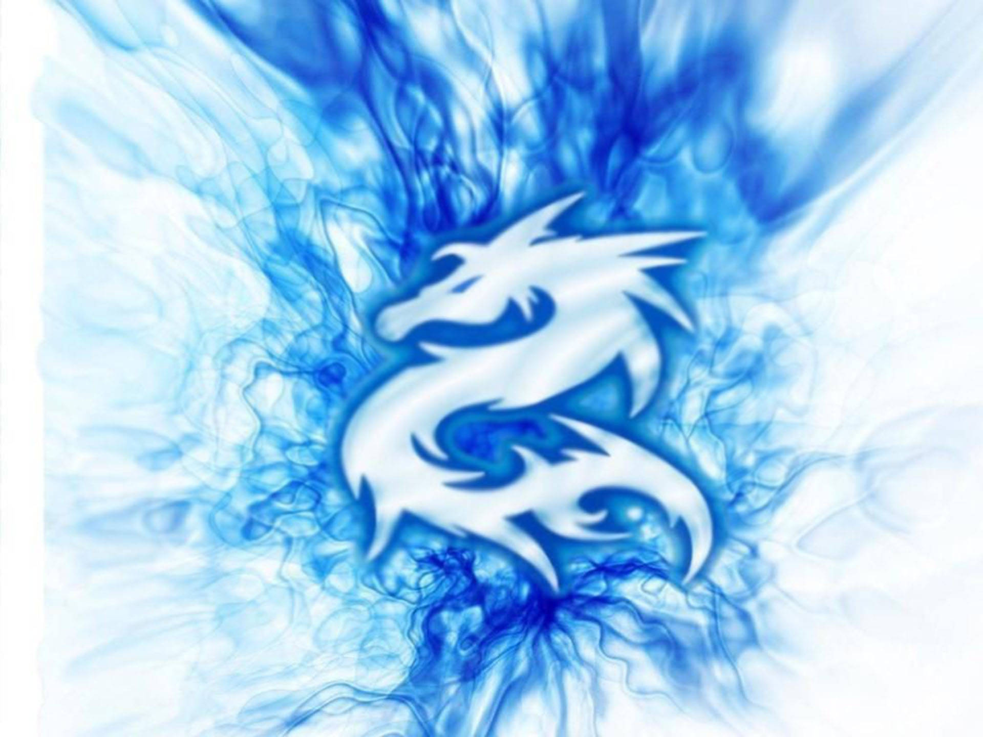 白龍藍焰 壁紙 — 一條風格化的白色龍從旋轉的藍白煙霧中浮現，背景明亮。