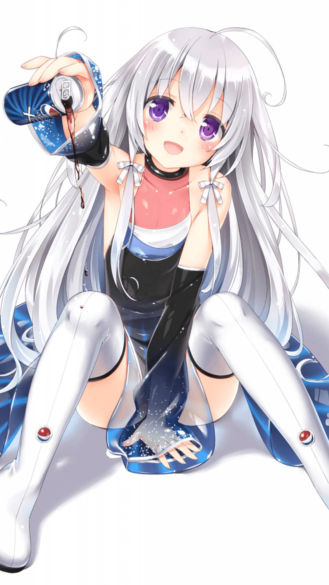銀髮動漫女孩從藍色罐子倒出深色液體，坐著。