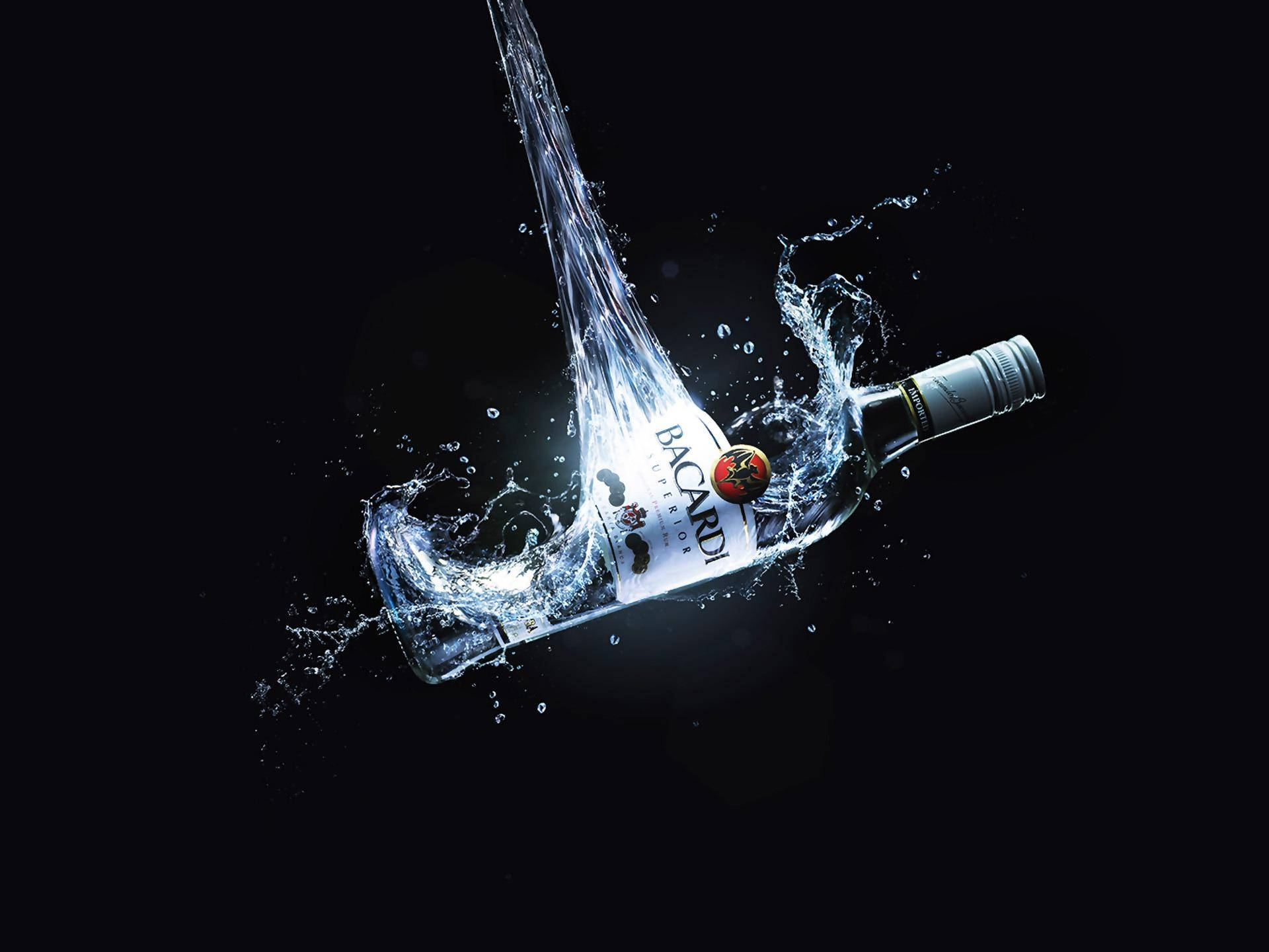 百加得冧酒瓶在黑色背景的水中爆炸