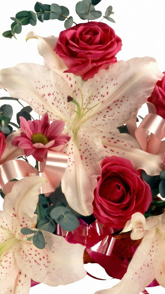 百合與玫瑰花安卓壁紙 壁紙 — 茂盛的花卉佈置，以深紅玫瑰和斑點白百合為主，配以綠色桉樹和粉紅色絲帶。