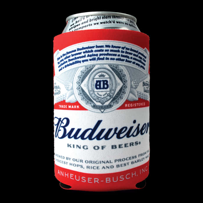 百威啤酒罐設計 壁紙 — 一個Budweiser啤酒罐放在紅白品牌保冷套內，背景為黑色。