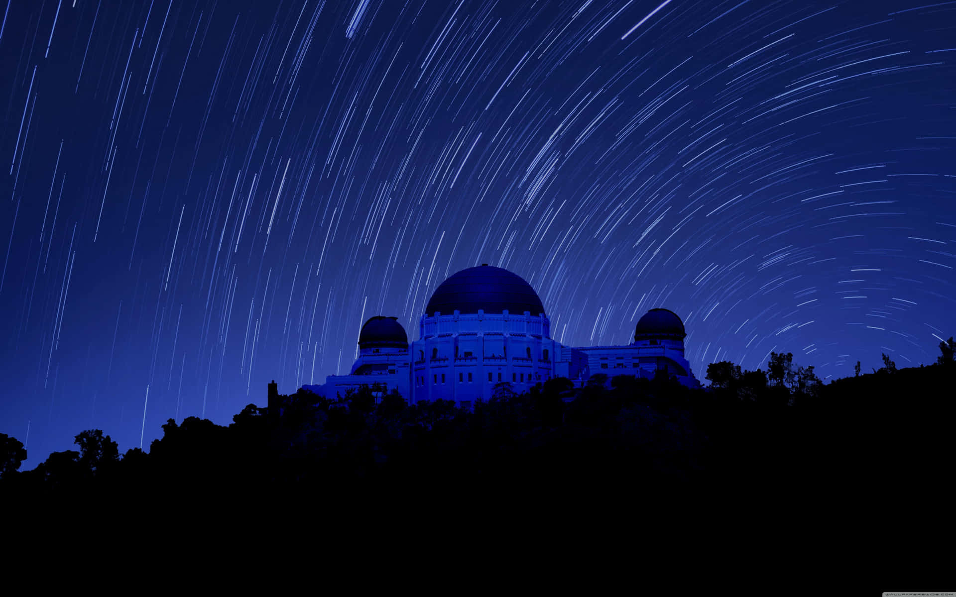 夜空中有星軌的天文台