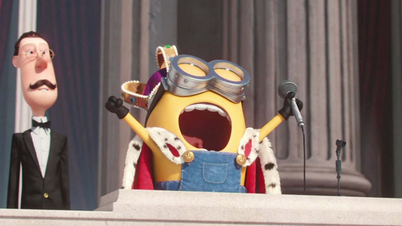 一個卡通Minion着住皇室服裝喺舞台上對住咪高峰大叫。