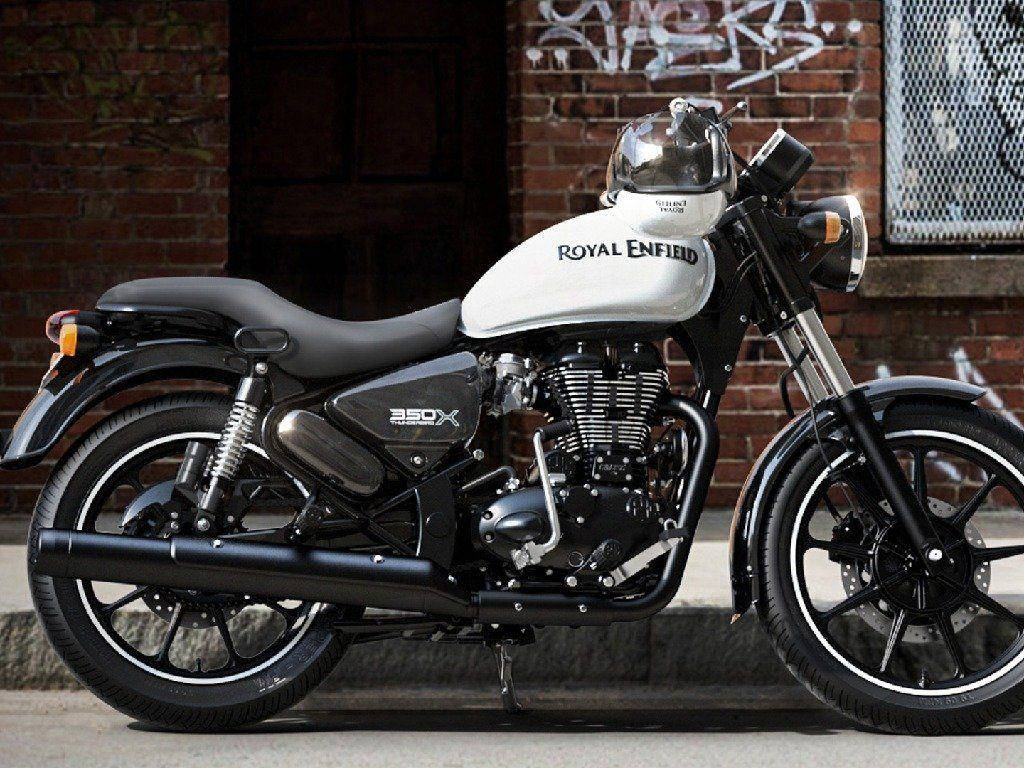 皇家恩菲德 HD 雷霆鳥 350X 壁紙 — 一輛時尚的Royal Enfield 350X電單車，白色油箱配黑色點綴，停靠在塗鴉覆蓋的磚牆旁。