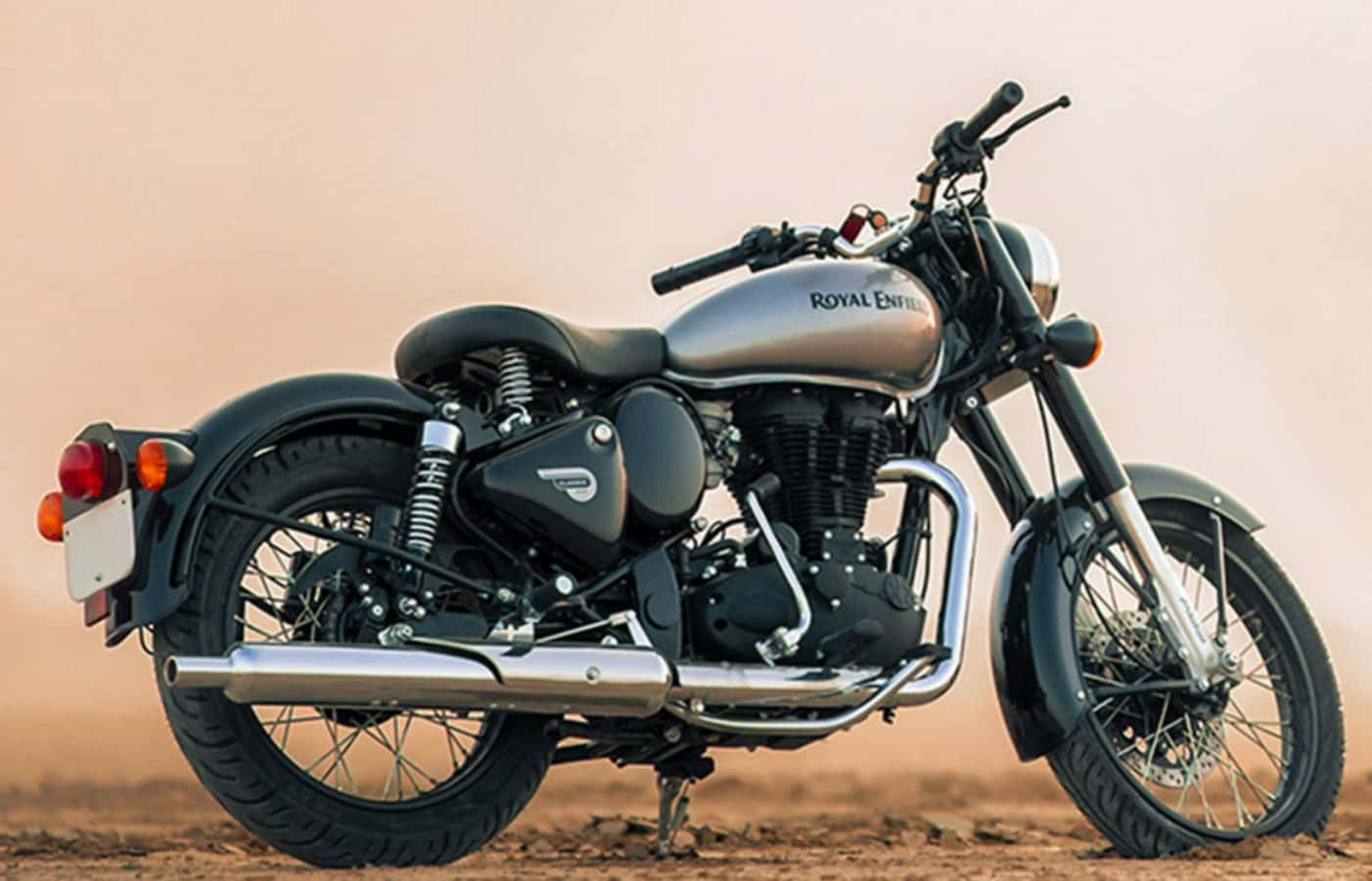 經典 Royal Enfield 電單車停在沙漠地面，背景塵土飛揚。