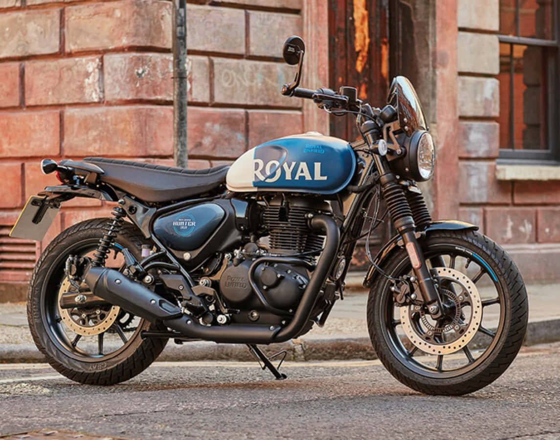 藍白色 Royal Enfield Hunter 電單車停泊喺磚路上。