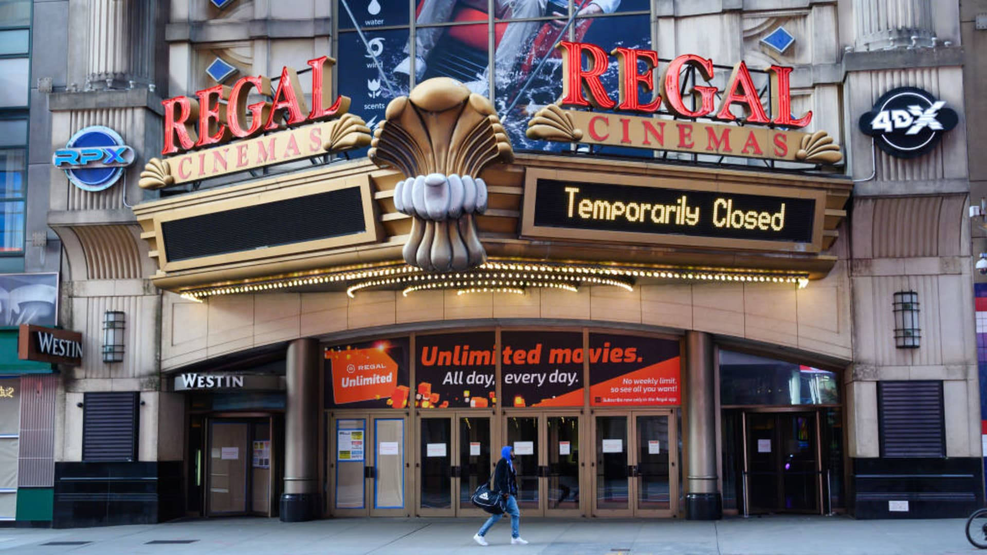 一個Regal Cinemas戲院入口標示為暫時關閉，有一個人走過。