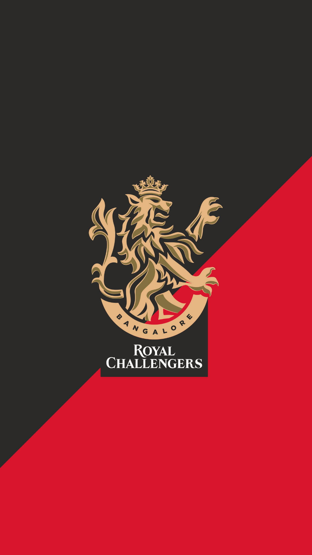 royal challengers bangalore 桌布 壁紙 — 皇家挑戰者班加羅爾的金色皇冠獅子標誌，置於大膽的黑紅對角分割背景上。