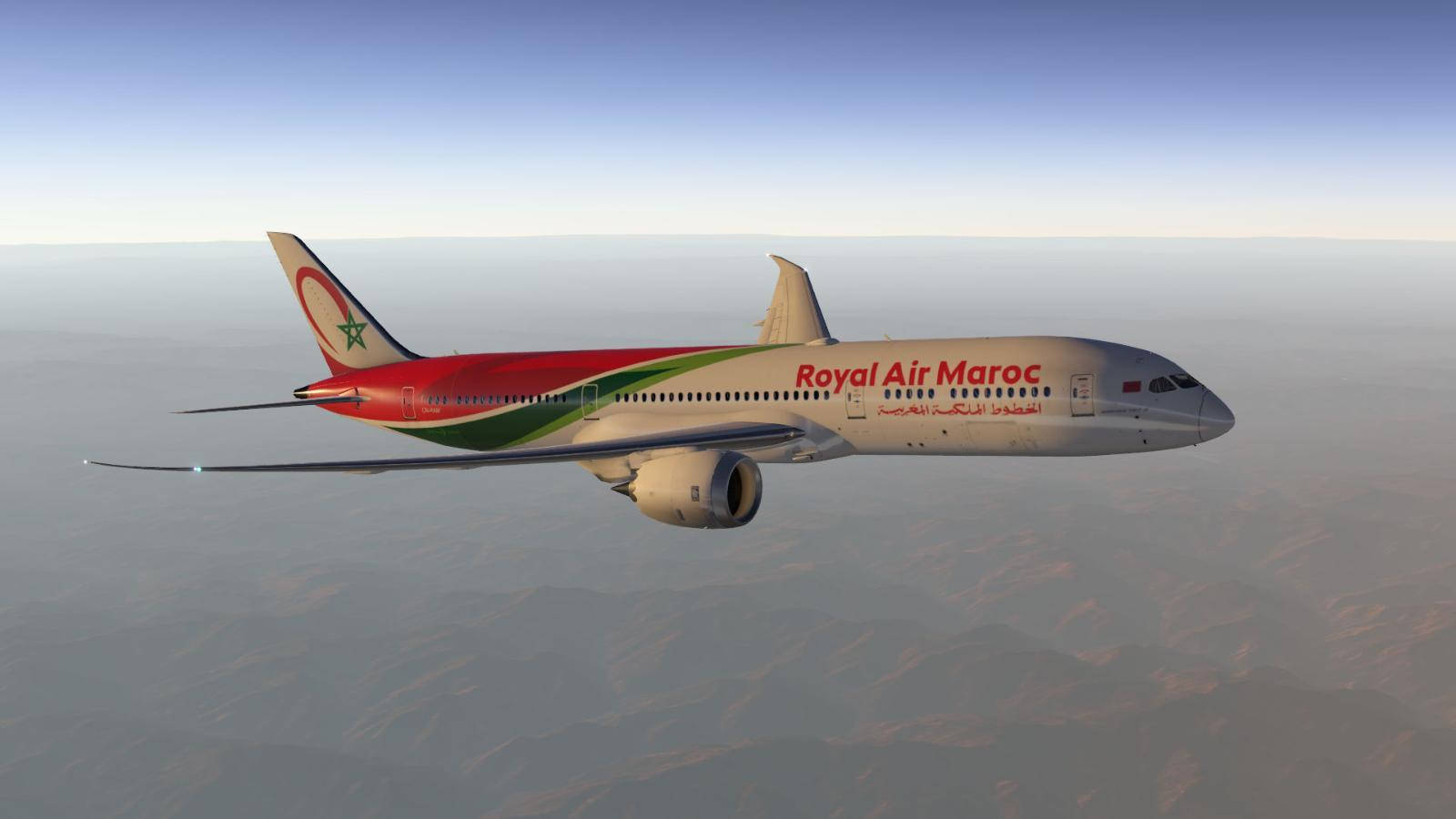 皇家摩洛哥航空客機飛行中 壁紙 — 皇家摩洛哥航空的波音787在晴朗藍天下翱翔於層層山脈之上。