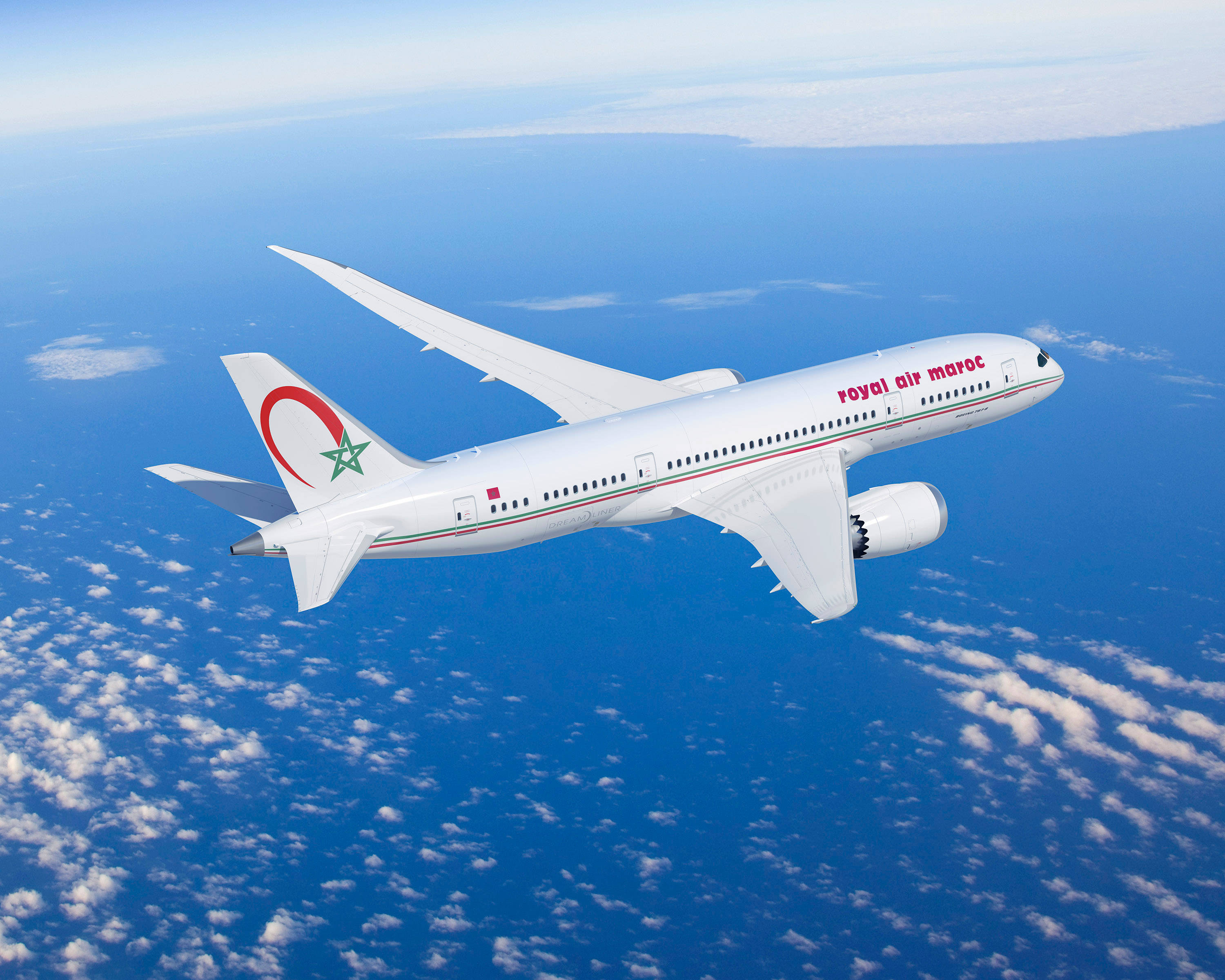 皇家摩洛哥航空飛機飛越深藍海洋 壁紙 — 一架皇家摩洛哥航空的飛機在廣闊的藍天中翱翔於蓬鬆的白雲之上。