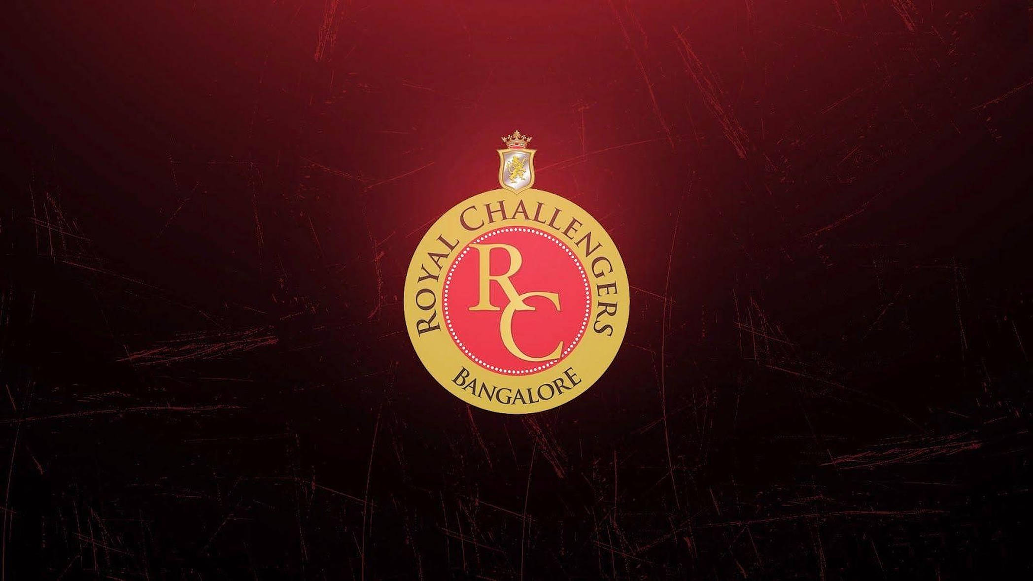 皇家查爾斯堡隊 標誌 壁紙 — 發光的 Royal Challengers Bangalore 標誌居中於帶有刮痕的深紅色紋理背景上。