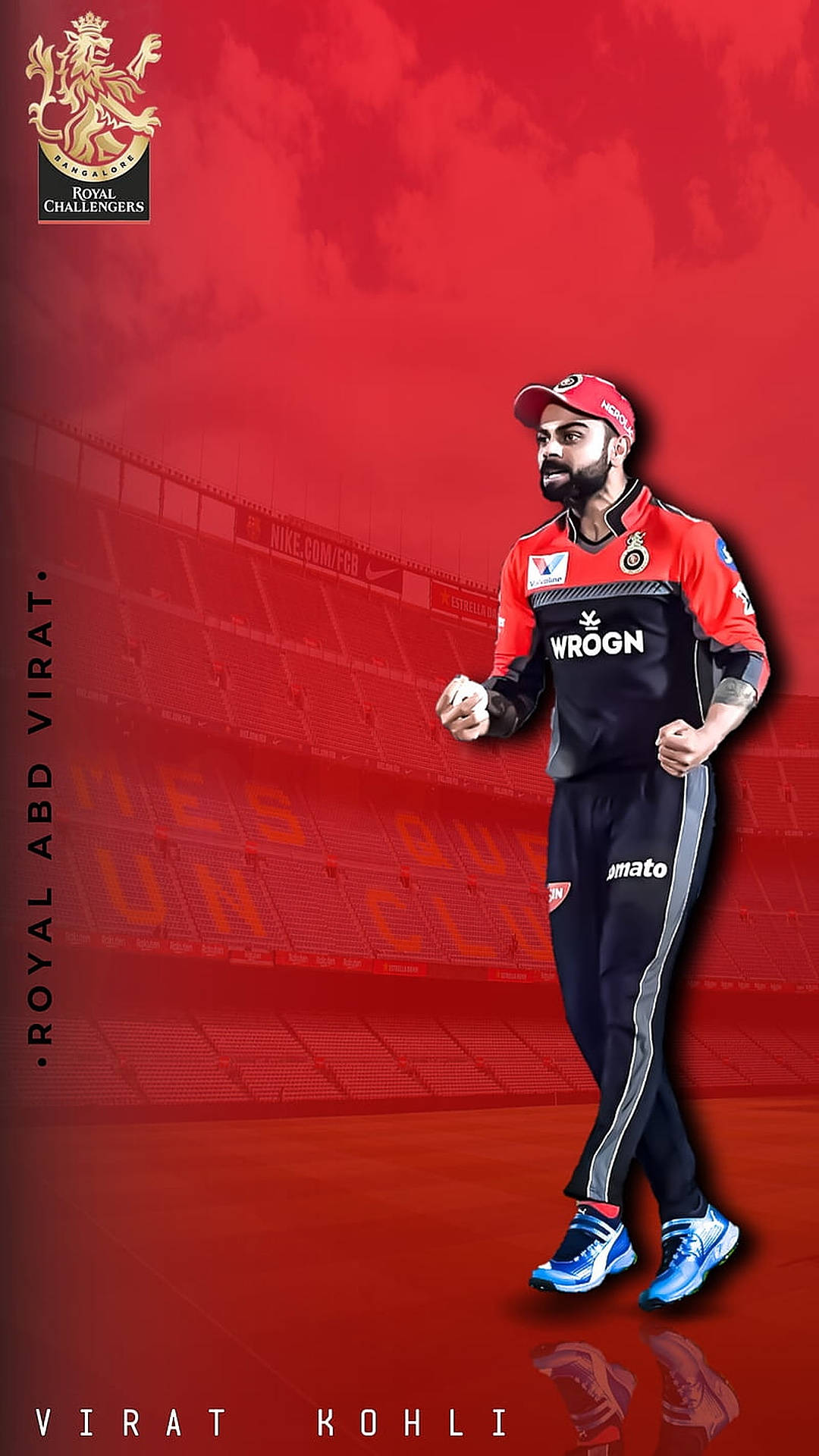 皇家查爾斯堡隊 科利 壁紙 — Virat Kohli 身穿 Royal Challengers Bangalore 隊服，自信地走過一個帶有紅色色調的板球場，並顯示他的名字和球隊標誌。