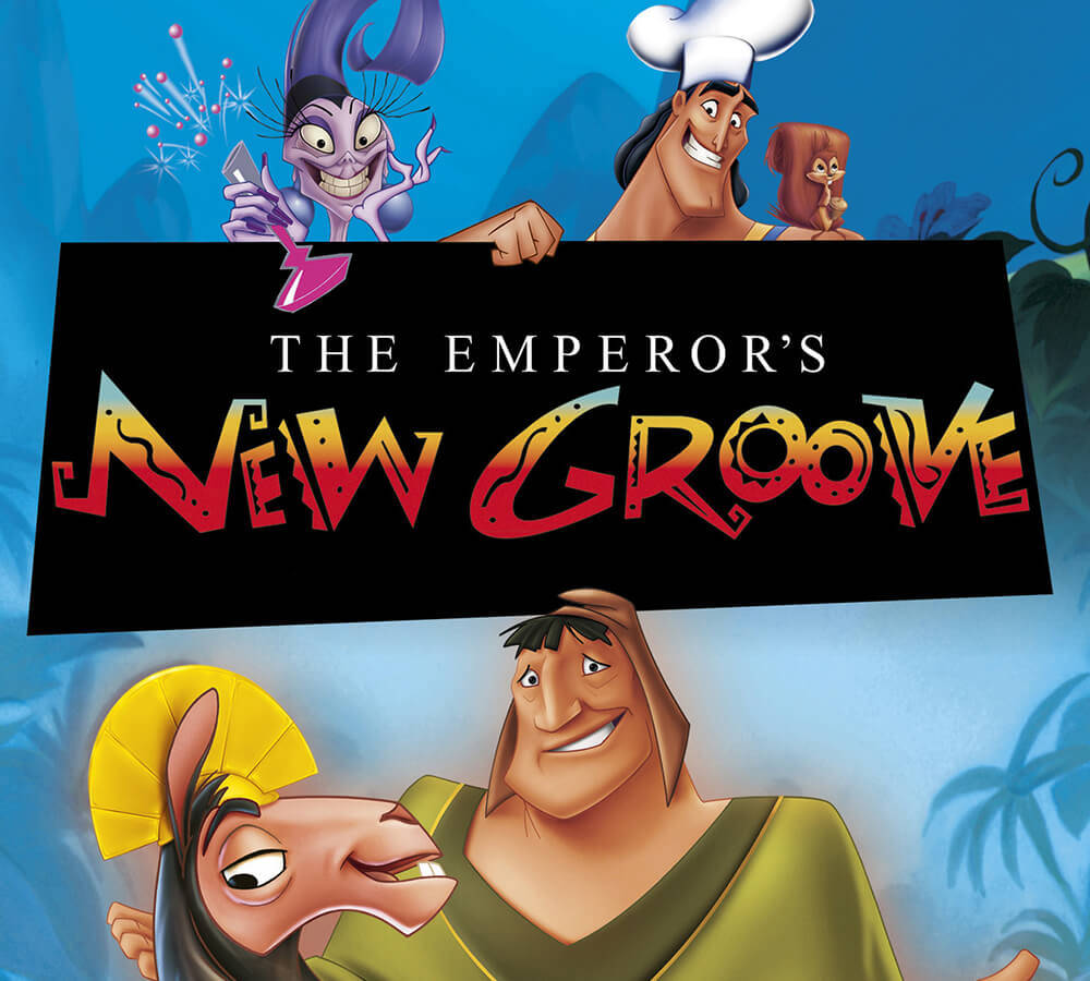 《皇帝的新裝》主要角色 壁紙 — 《騎呢大帝》充滿活力的動畫海報， featuring Kuzco、Kronk、Yzma 和一隻駱馬，背景為熱帶藍色。