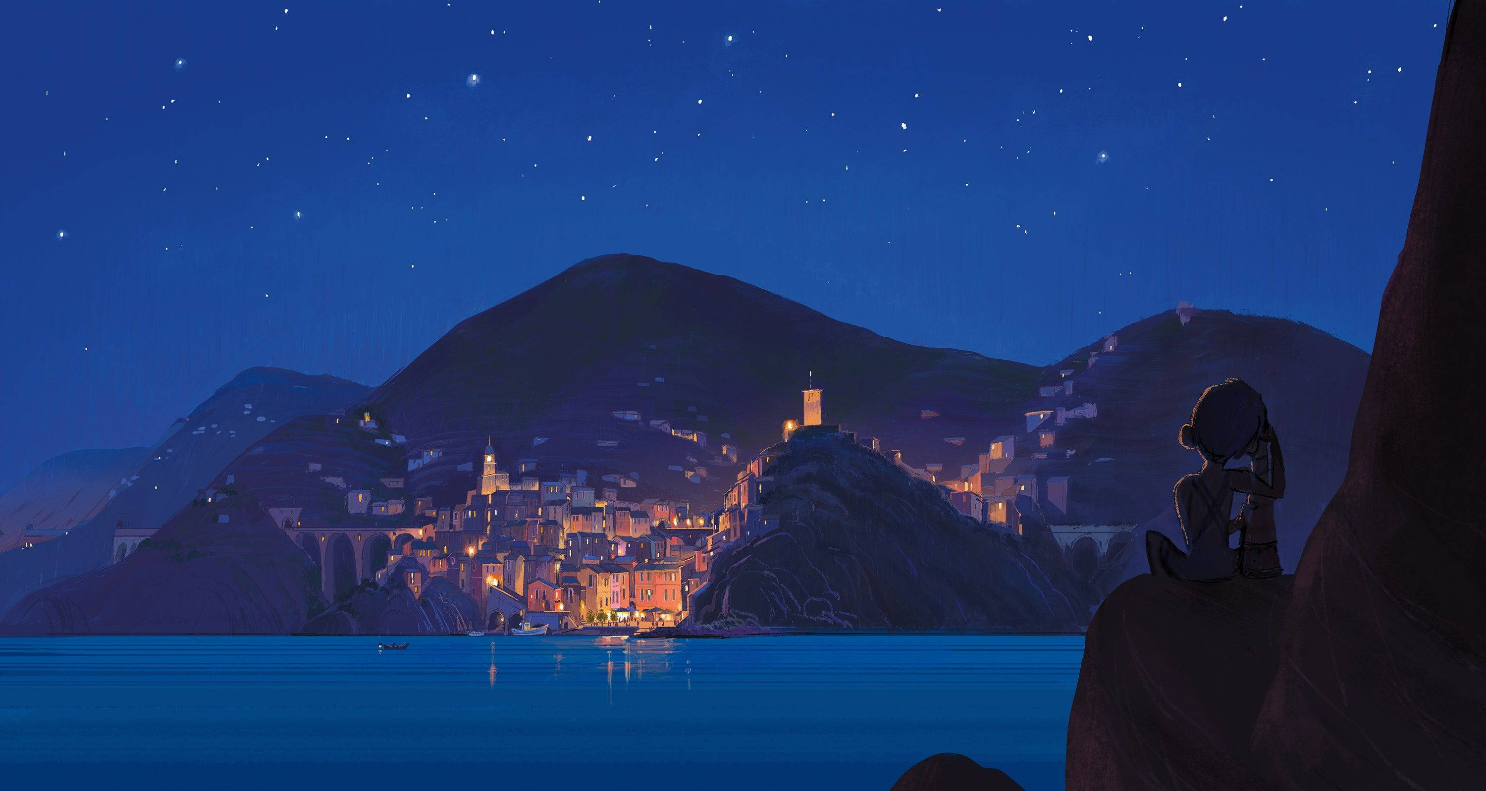 皮克斯《Luca》Giulia剪影 壁紙 — 一個孤獨的身影坐在懸崖上，俯瞰著一個星光燦爛的海濱小鎮，小鎮依山而建，窗戶發出光芒，倒映在平靜的水面上。