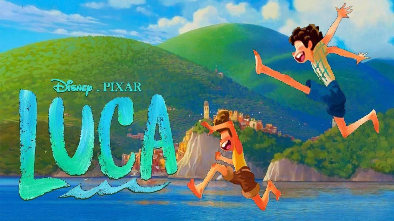 皮克斯《Luca》Giulia與Alberto 壁紙 — 兩個快樂的動畫男孩從懸崖跳入碧綠色的水中，背景是明亮的藍天、綠色山丘和一個沿海村莊。