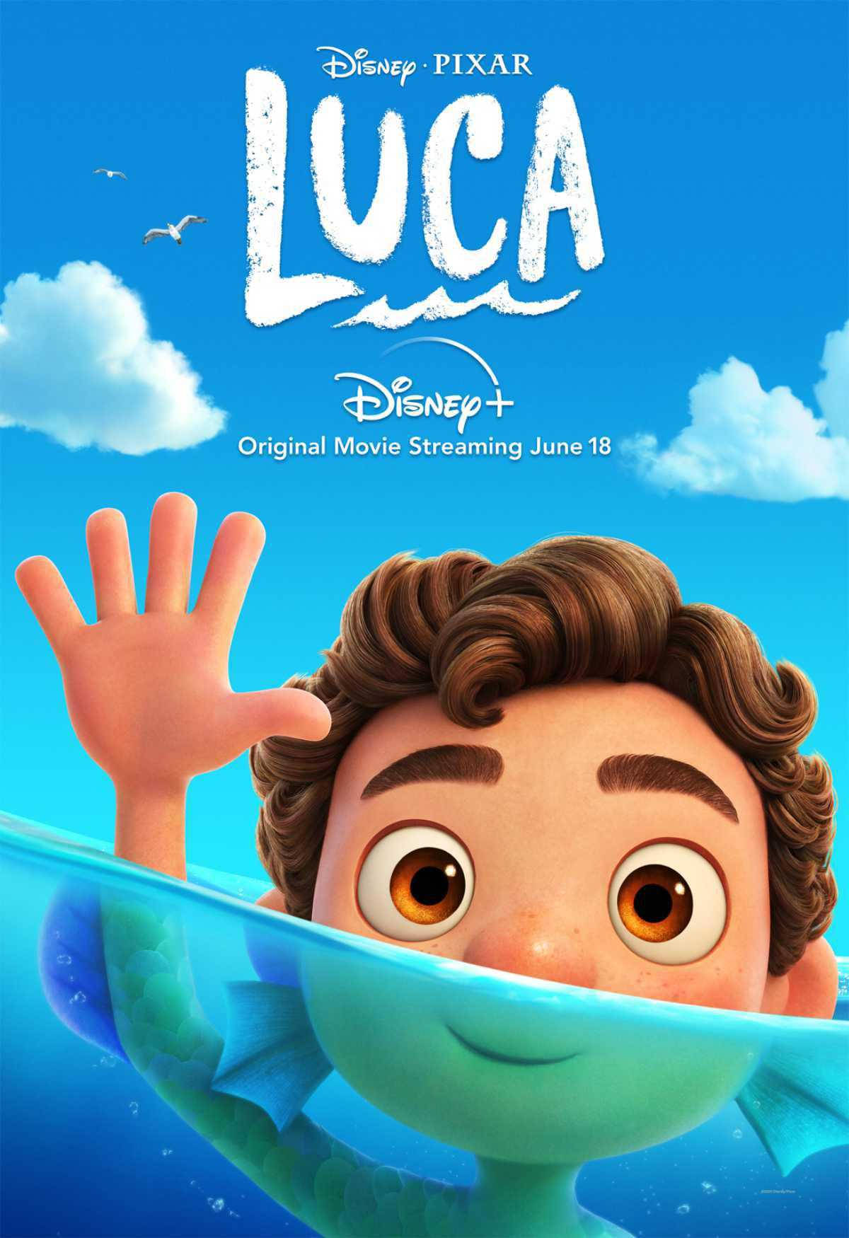 皮克斯《Luca》Luca Paguro海報 壁紙 — 一隻快樂的動畫海洋生物，棕色頭髮和橙色眼睛，在藍天白雲背景下從水下揮手。
