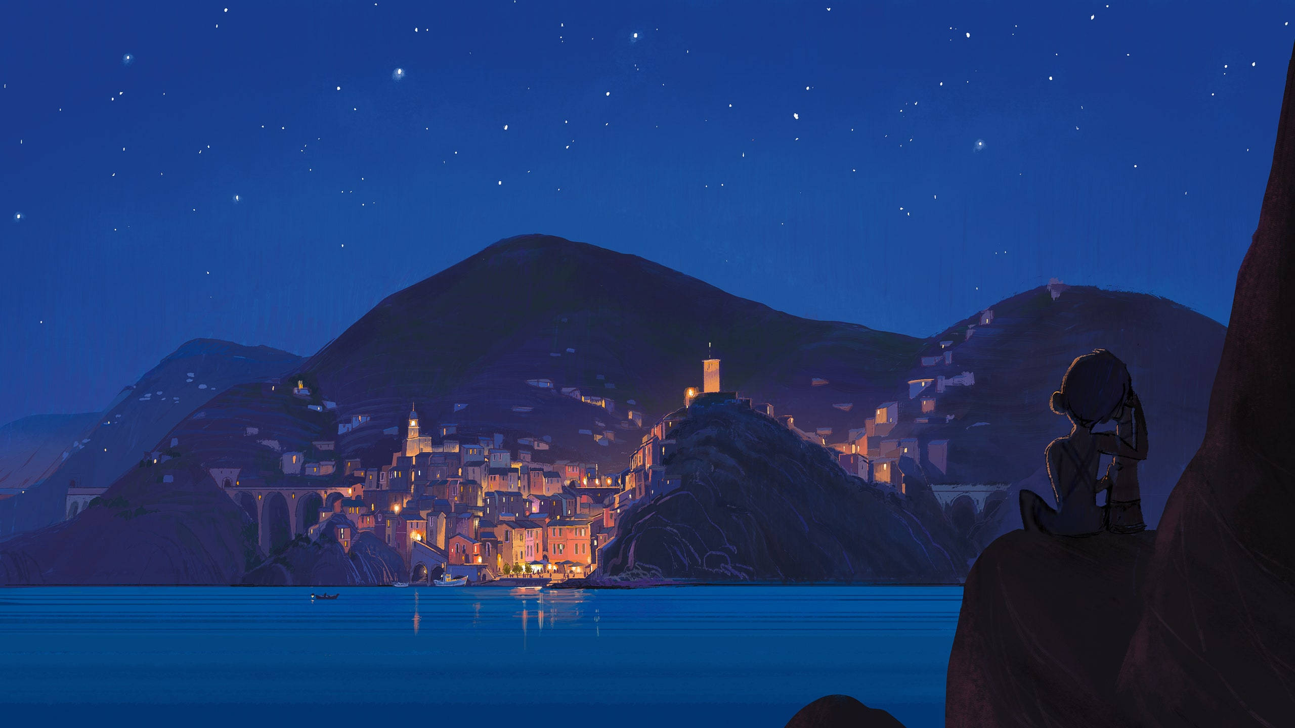 皮克斯《Luca》夜景 壁紙 — 一個孤獨的身影坐在懸崖上，俯瞰著一個星光燦爛的海岸小鎮，小鎮依山而建，發光的窗戶倒映在平靜的水面上。