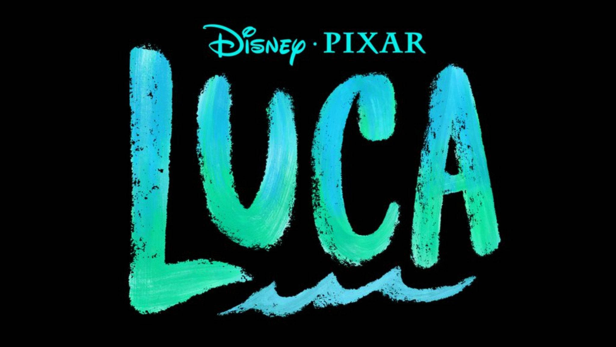皮克斯《Luca》深色海報 壁紙 — 大膽的藍綠色刷筆字母拼出LUCA，黑色背景上方有迪士尼彼思標誌。