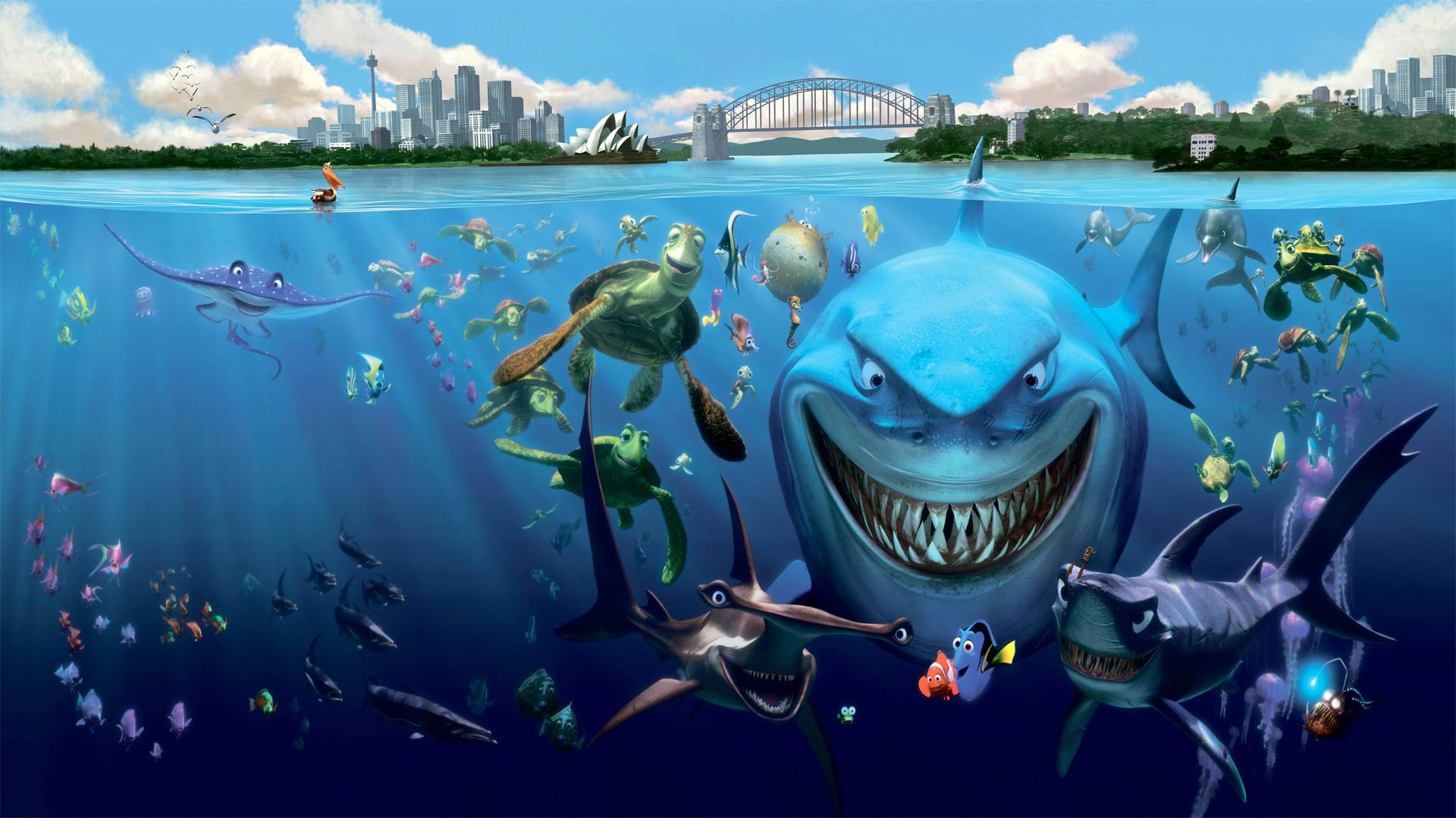 皮克斯《海底總動員》 壁紙 — 水下卡通鯊魚和海洋生物在悉尼天際線附近游泳，水面上可見歌劇院和大橋。