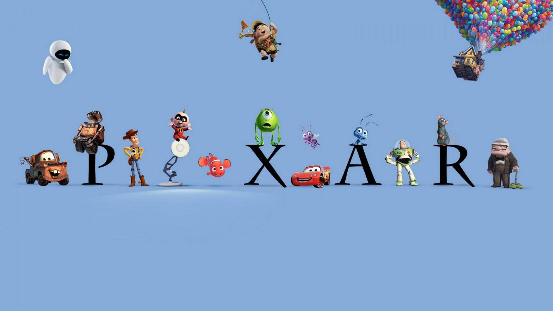 皮克斯可愛動畫角色 壁紙 — 彼思角色站在粗體黑色字母「PIXAR」之上，背景是柔和藍天，上方漂浮著一個氣球屋。