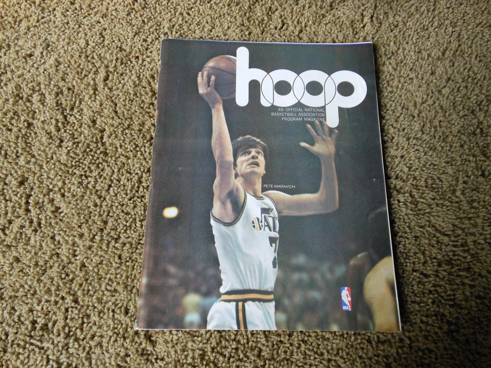 皮特·馬拉維奇比賽中的精彩瞬間 壁紙 — 一張復古Hoop雜誌封面， featuring Pete Maravich 在地毯地板上中距離投籃。