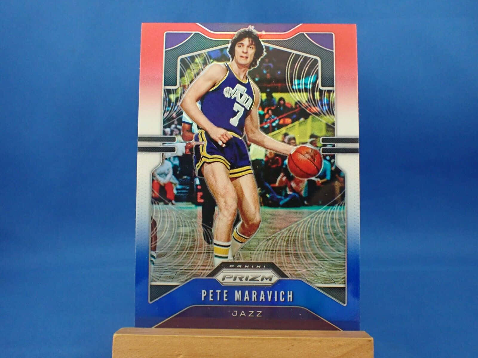 皮特·馬拉維奇猶他爵士隊相片卡 壁紙 — 一張充滿活力的 Panini Prizm 籃球收藏卡，描繪身穿爵士隊球衣的 Pete Maravich 在藍色背景下運球。