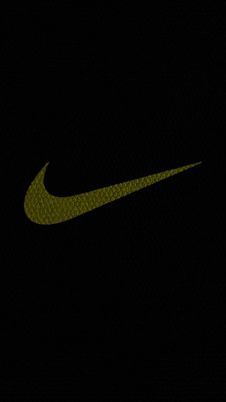 橄欖綠色Nike Swoosh標誌在黑色紋理背景上。