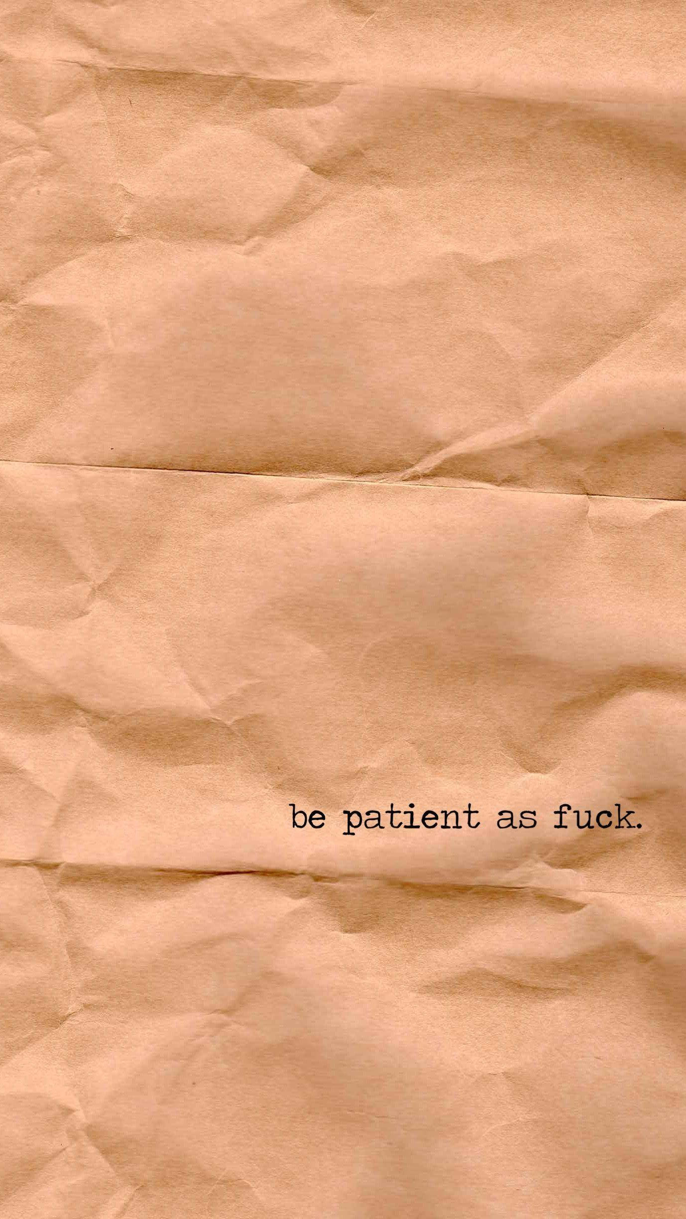 Quote 桌布 壁紙 — 皺巴巴的棕色紙張，上面有粗體文字寫著 be patient as fuck。