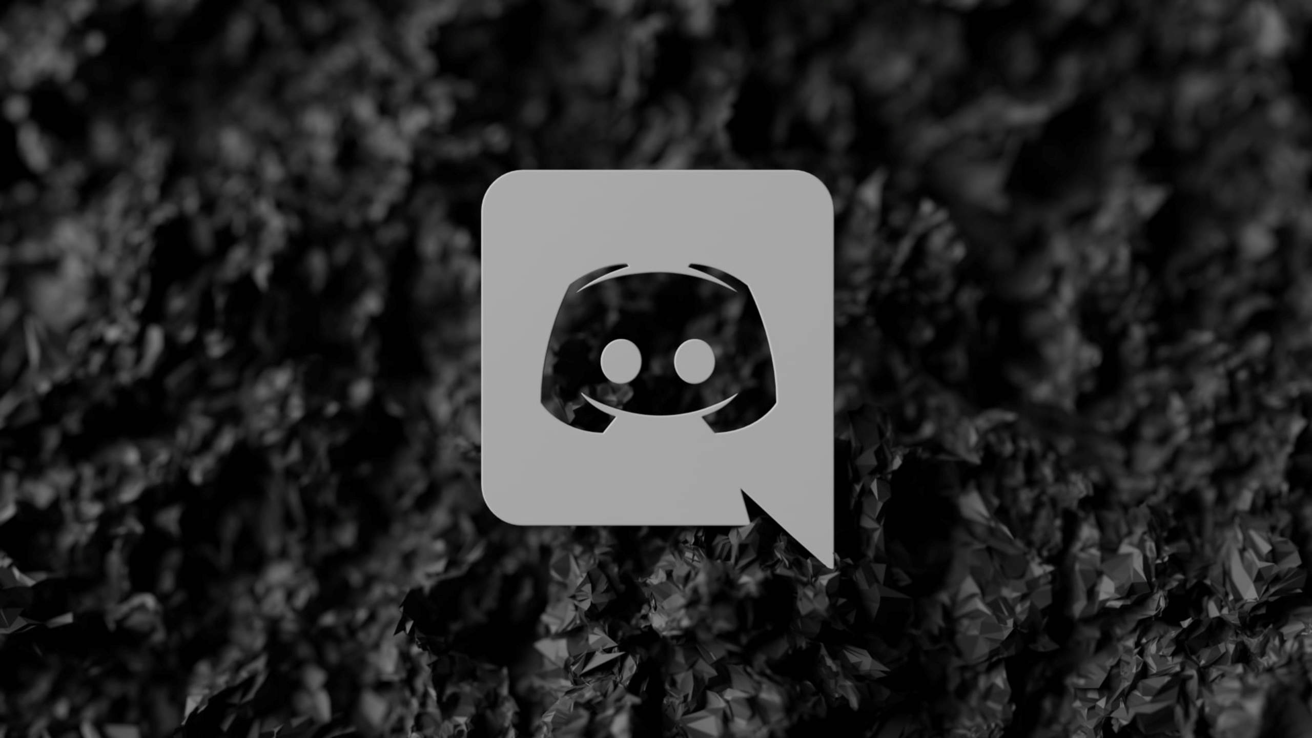 皺紋黑色 Discord 藝術 壁紙 — 一個灰色 Discord 標誌居中於帶紋理的黑白抽象背景上。