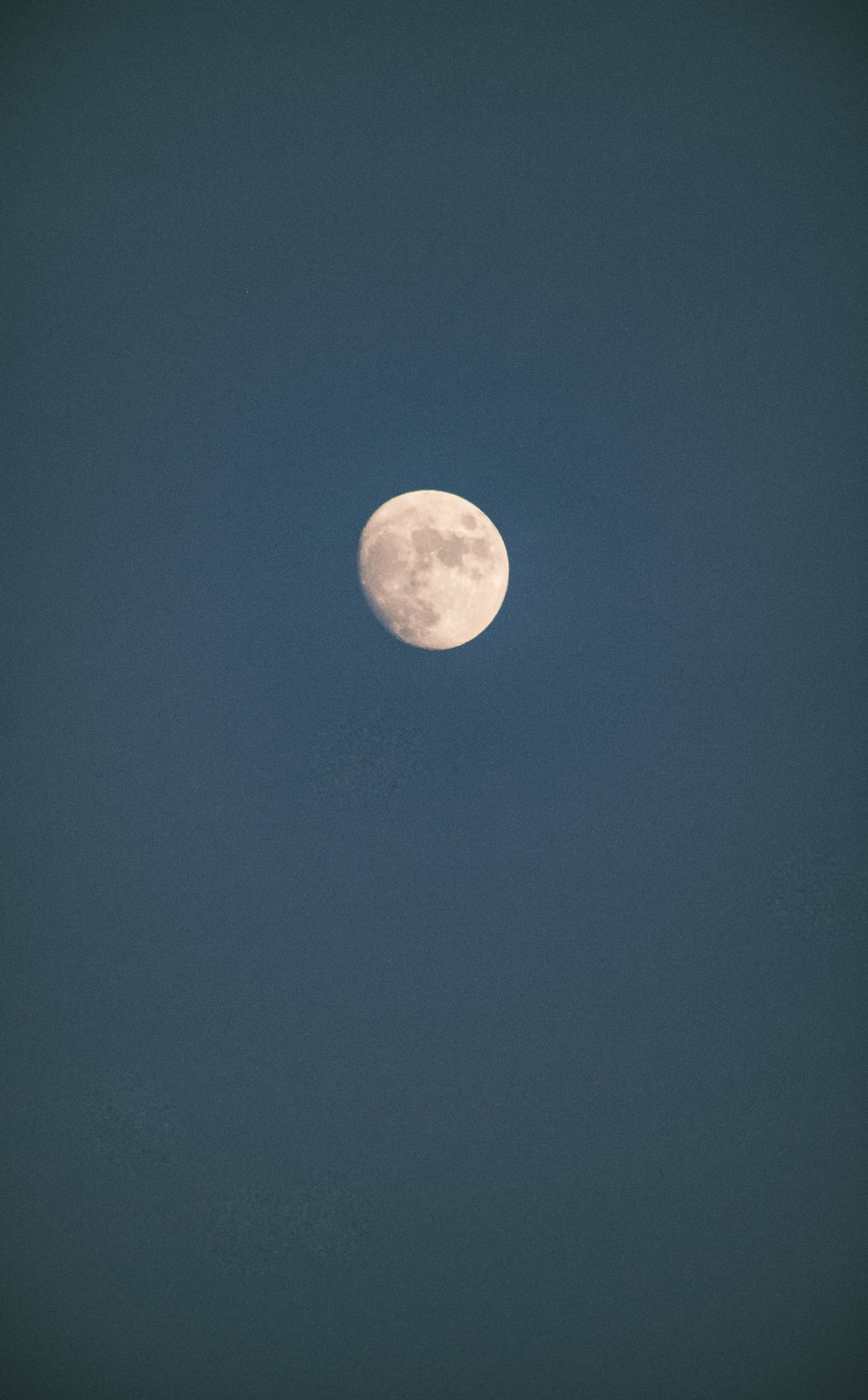 深藍色夜空中的滿月
