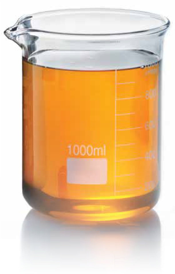 盛有橙色液體的實驗燒杯 壁紙 — 一個透明的1000毫升玻璃燒杯裝滿琥珀色液體，放置在反光的白色表面上。