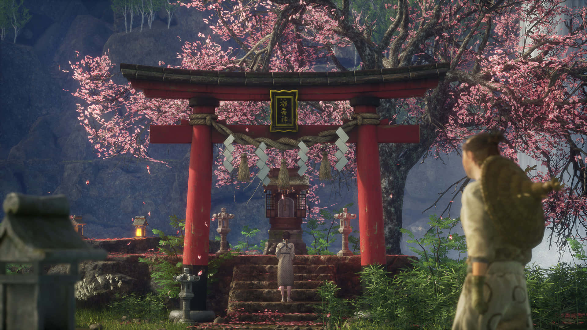 Feudal Japan 桌布 壁紙 — 盛開櫻花下的寧靜神社，兩名身穿傳統服飾的人物站在紅色鳥居前。