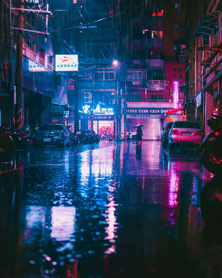 夜晚在雨中霓虹燈街道上獨自行走的人。