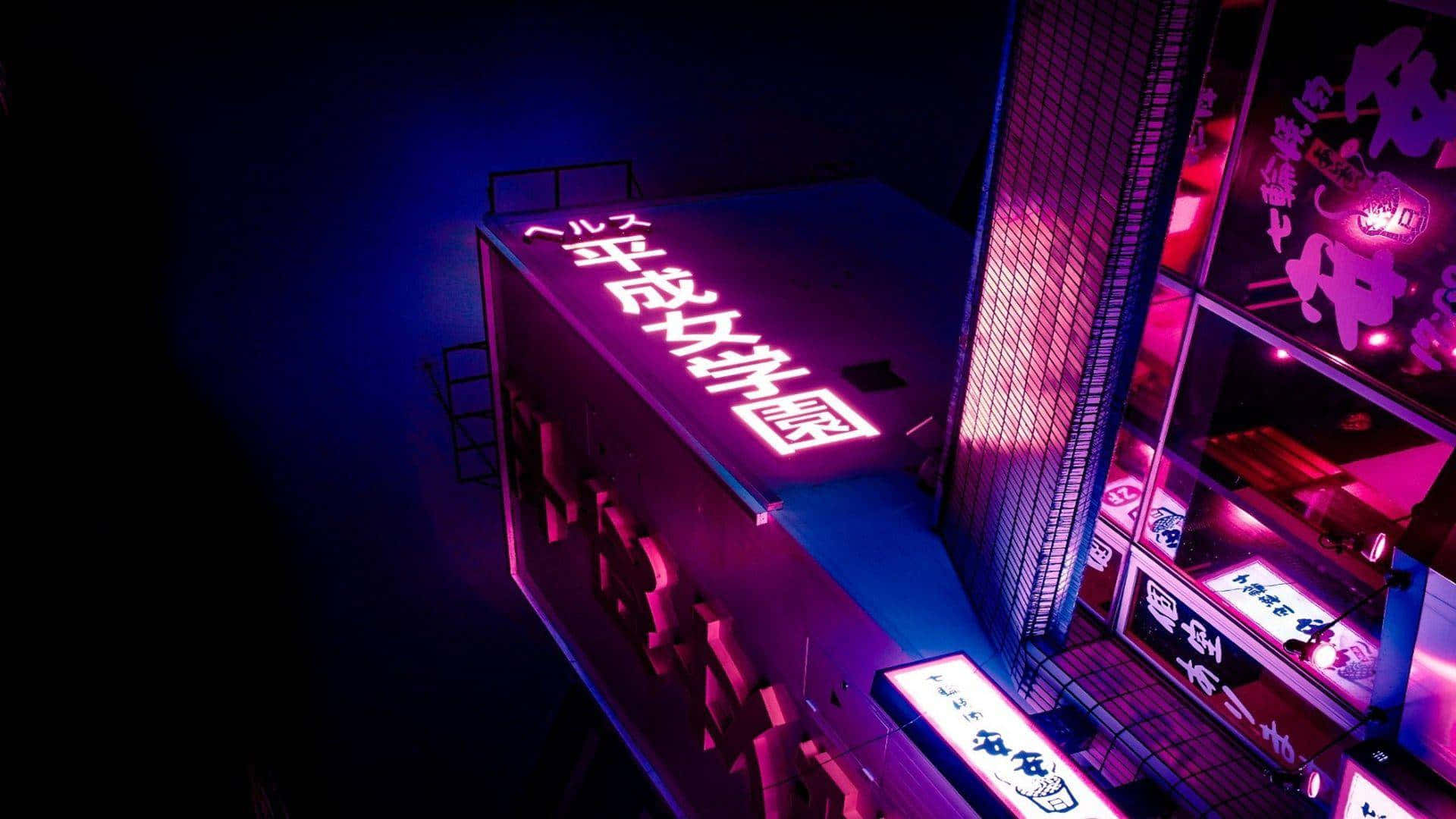 霓虹燈在夜間用粉紅色和藍色燈光照亮日本建築物。