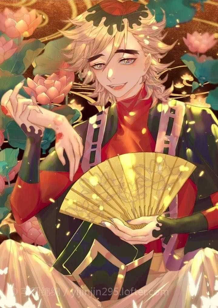 穿著傳統服裝的動漫男孩拿著金色扇子，周圍環繞著發光的蓮花。