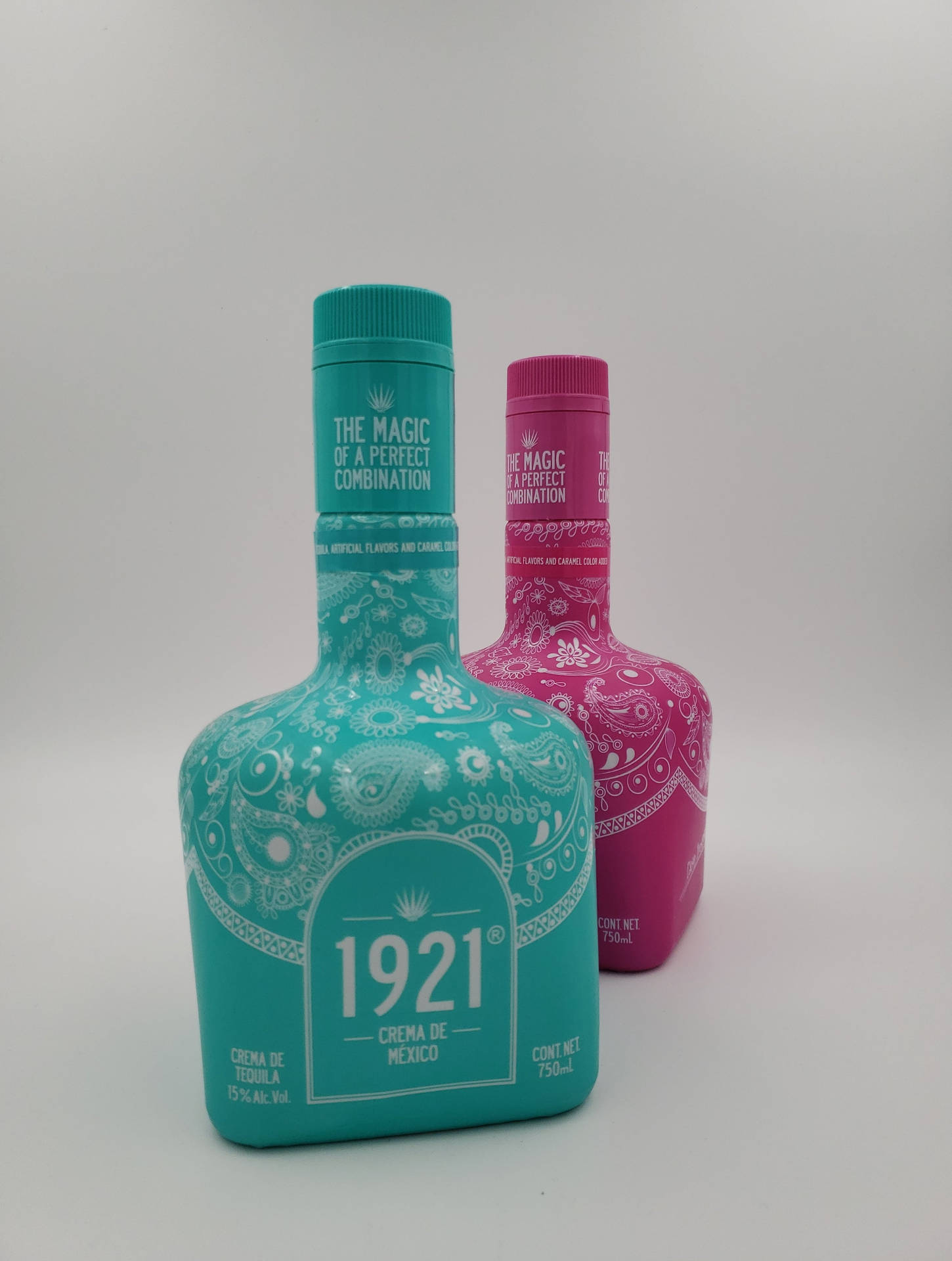 兩瓶1921年龍舌蘭酒瓶，藍綠色和粉紅色，帶有佩斯利圖案，白色背景