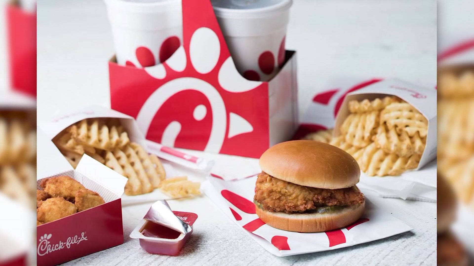 盡享Chick-Fil-A多樣美味 壁紙 — 新鮮的Chick-fil-A餐點，包括脆皮雞肉三明治、格子薯條和雞塊，放在品牌紅白托盤上。