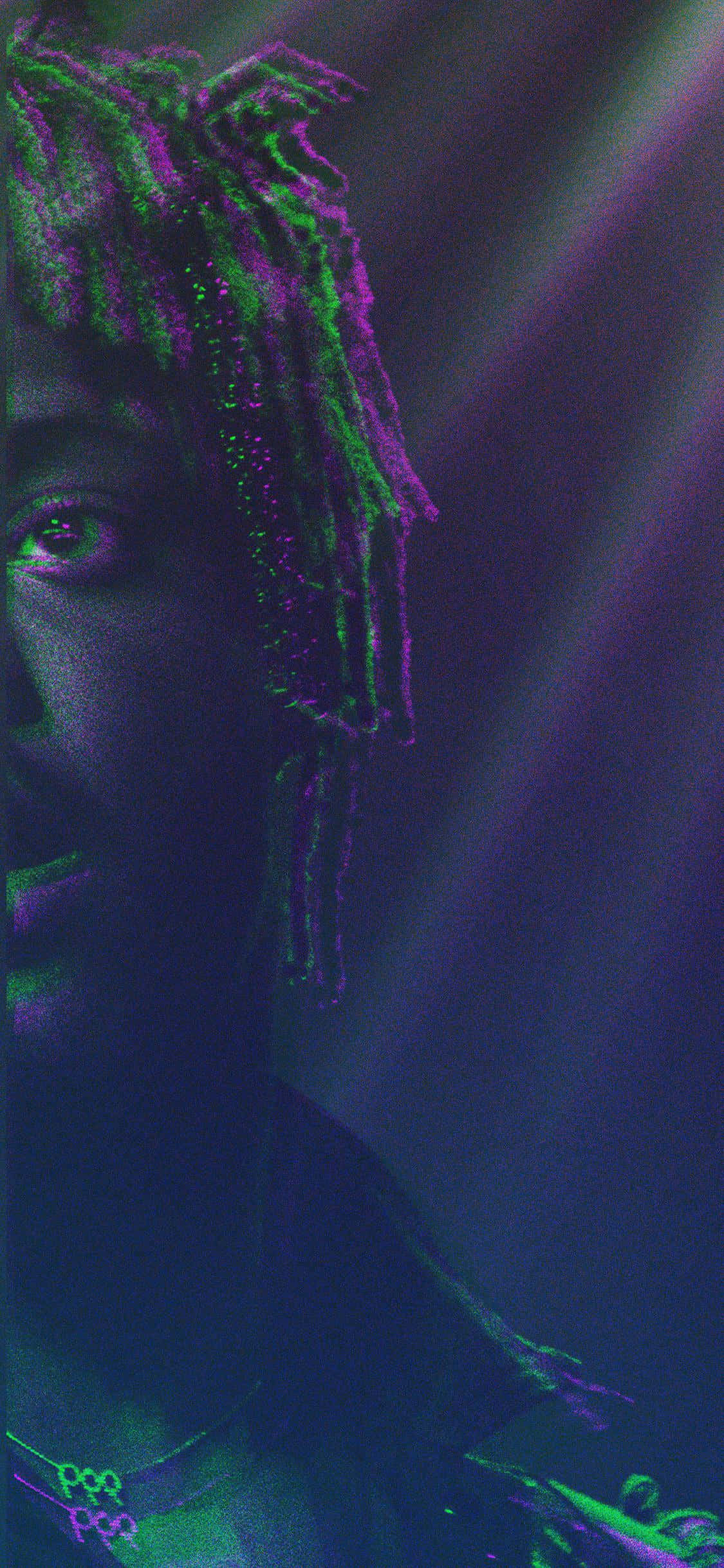 盡情享受 Juice Wrld 的現場音樂！ 壁紙 — 一個人在黑暗環境中，在戲劇性的霓虹燈光下，擁有發光的綠色和紫色辮子。
