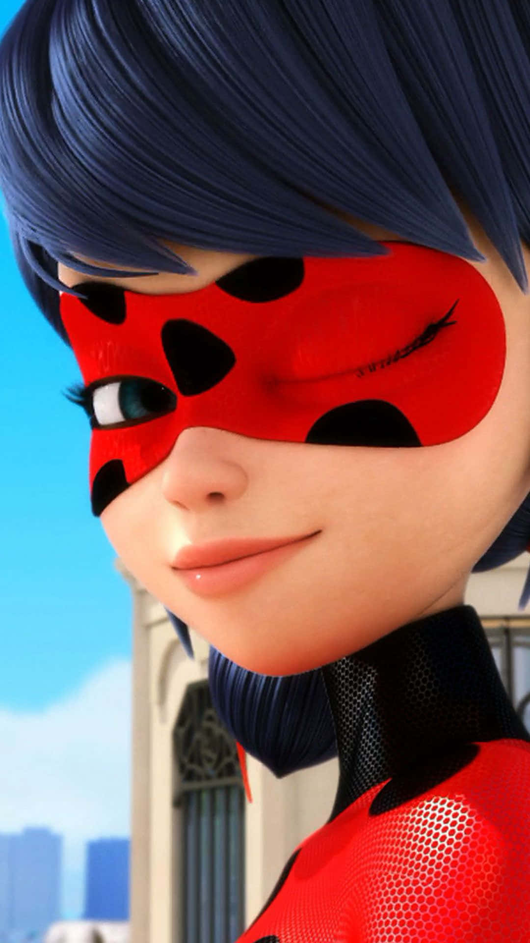 盡情享受Miraculous的精彩冒險 壁紙 — 一個微笑的動漫女孩特寫，戴著紅黑相間的瓢蟲面具，藍色頭髮，背景是明亮的藍天。