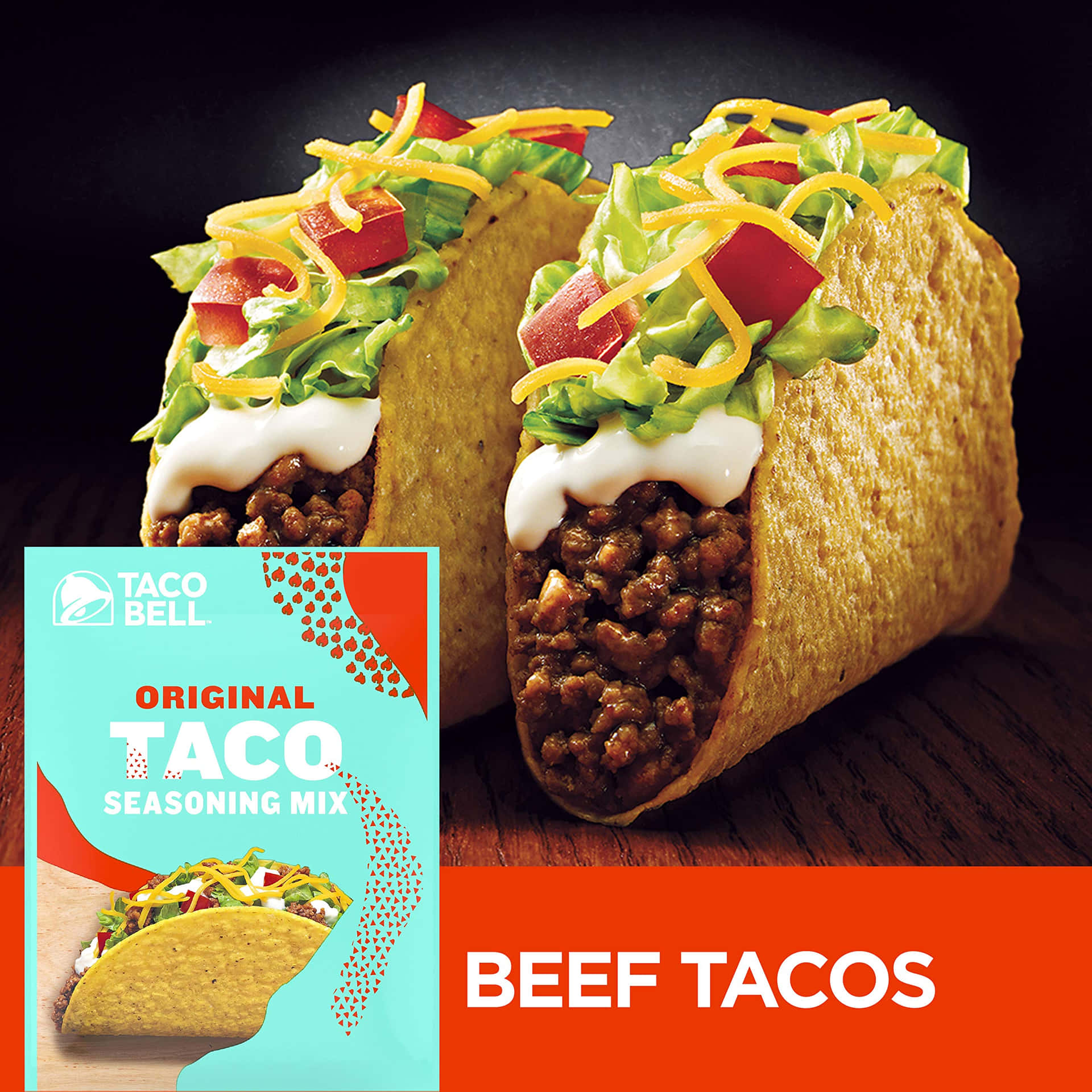 兩個有配料的牛肉玉米餅，旁邊是Taco Bell調味料混合物包裝。